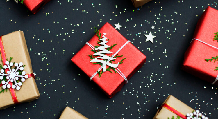 Embalagens de presentes com decorações de Natal