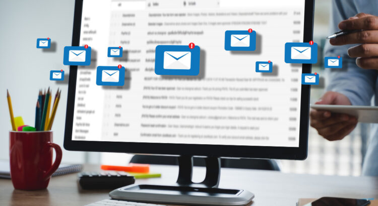 Tela de um computador mostrando a caixa de entrada com e-mails personalizados para clientes