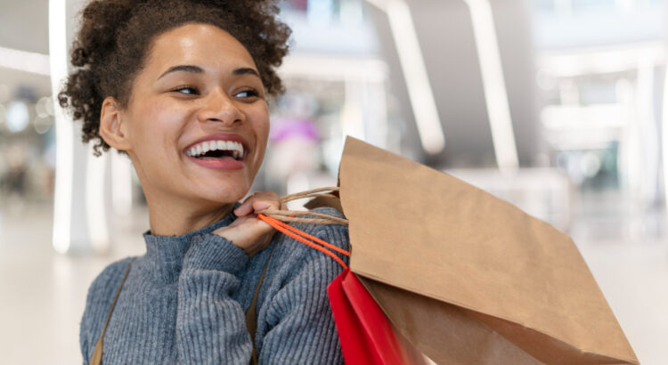 Mulher sorrindo retirando compras na loja