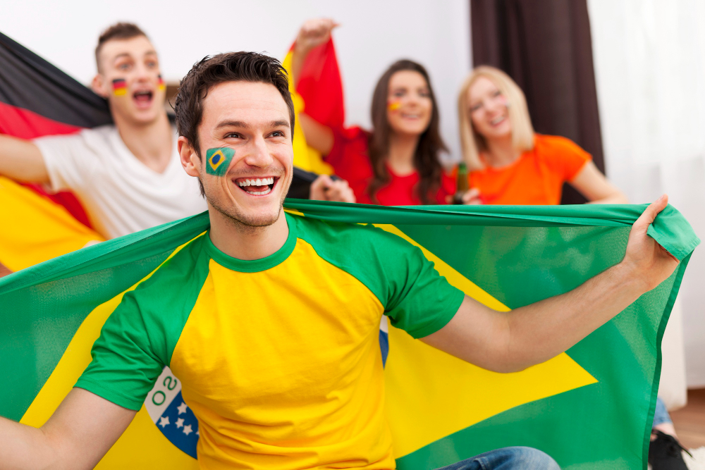 Homem segurando bandeira do Brasil e torcendo na Copa do Mundo