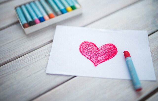 Desenho de um coração em uma folha de papel, simbolizando o Dia dos Namorados no e-commerce
